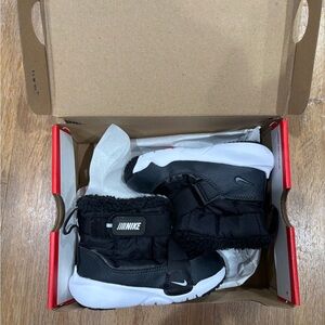 Nike Infant Boots in Black and White